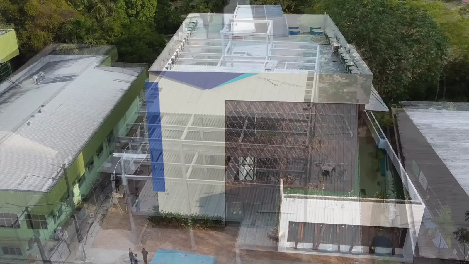 Vídeo de obra — Elevação de estrutura metálica pré-fabricada — registro de canteiro da Platinum Construções.