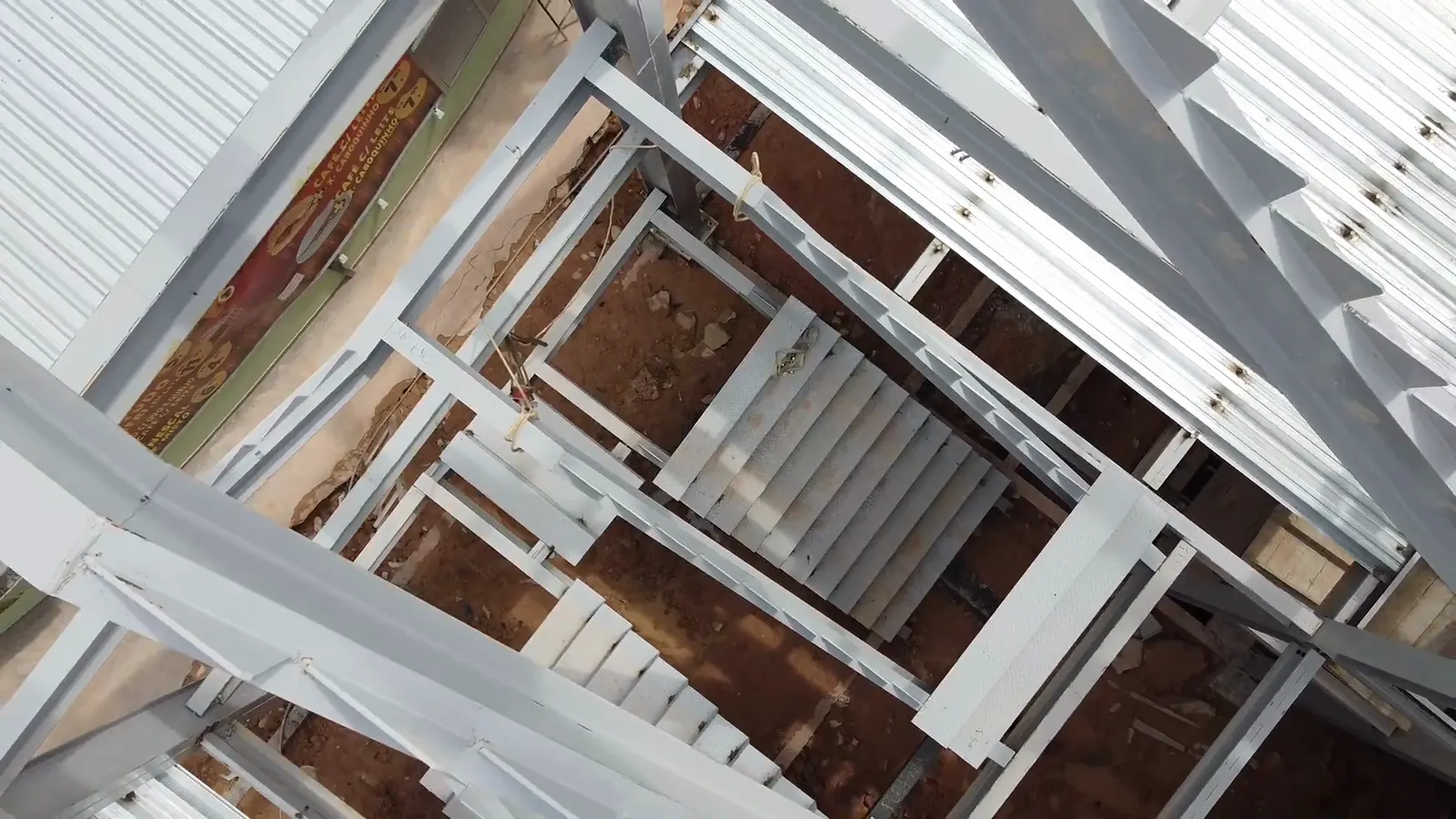 Vídeo de obra — Montagem de escada metálica — registro de canteiro da Platinum Construções.