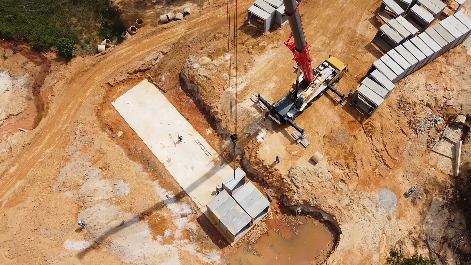 Vídeo de obra — Execução de ponte com guindaste — registro de canteiro da Platinum Construções.