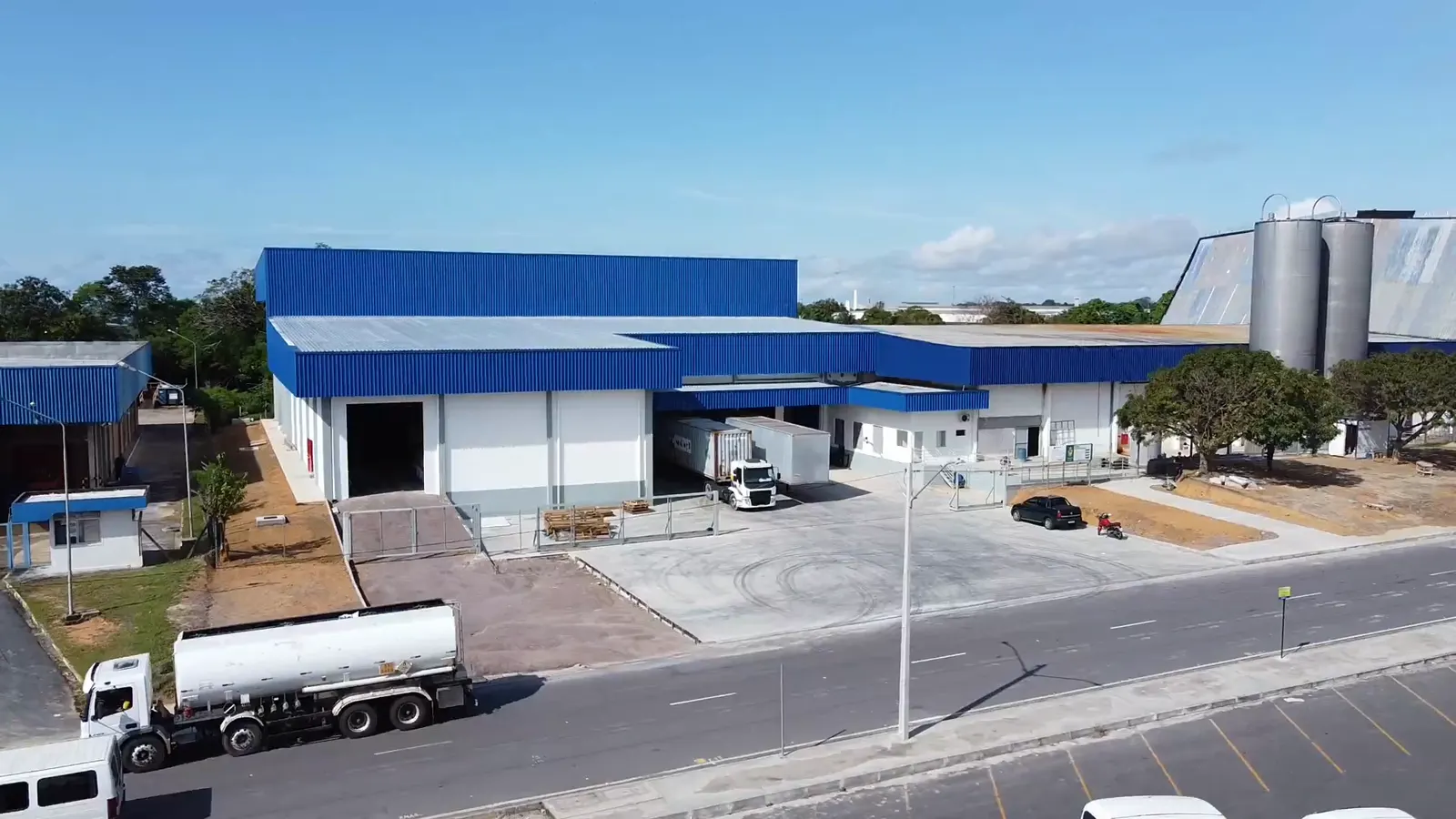 Fábrica MM da Amazônia — vídeo de obra — O resultado: o galpão novo de pé-direito duplo concluído — registro do acervo da Platinum Construções.