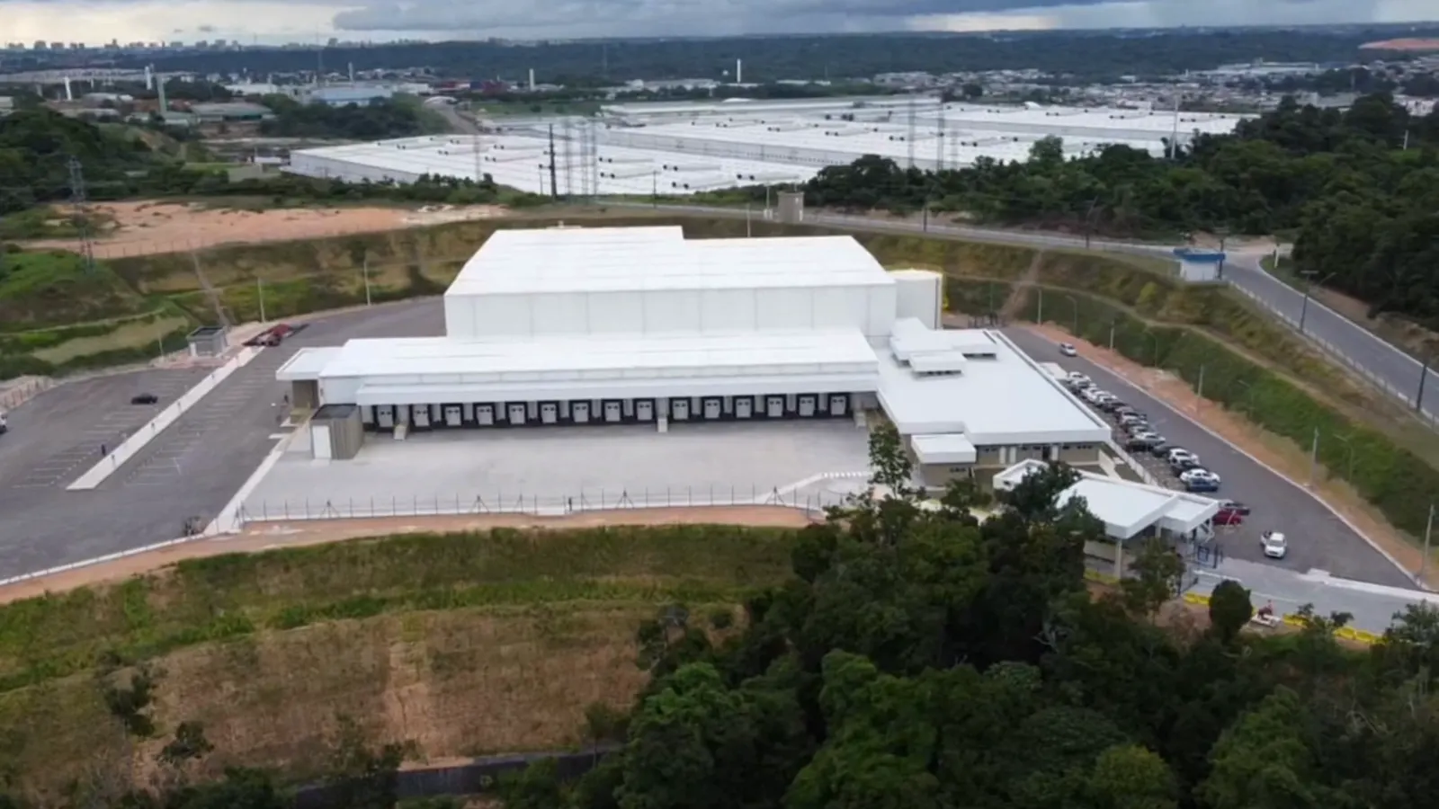 Canteiro SuperFrio — vídeo de obra — O resultado: galpão frigorificado concluído — registro do acervo da Platinum Construções.