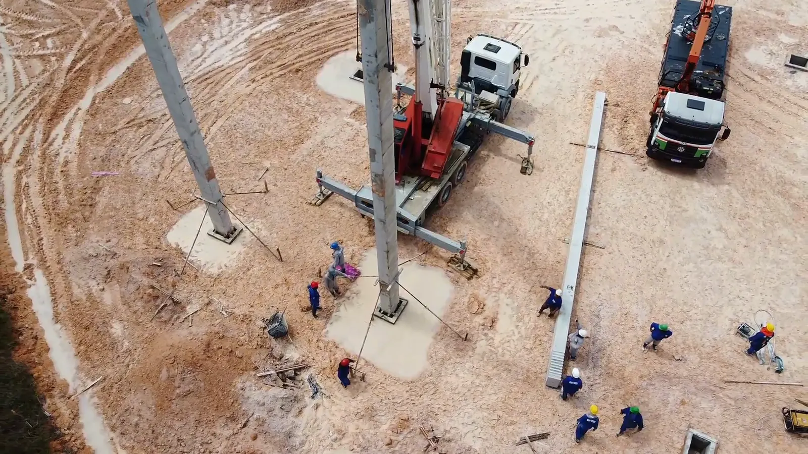 Canteiro SuperFrio — vídeo de obra — Elevação da estrutura com guindaste durante a construção da SuperFrio — registro de obra de 2021, do acervo da Platinum.